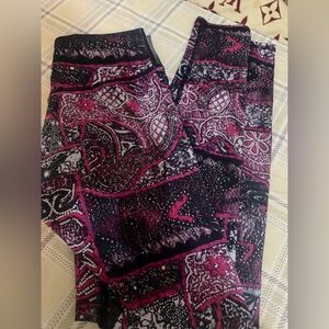 Patterned Women's Leggings - Black and Red